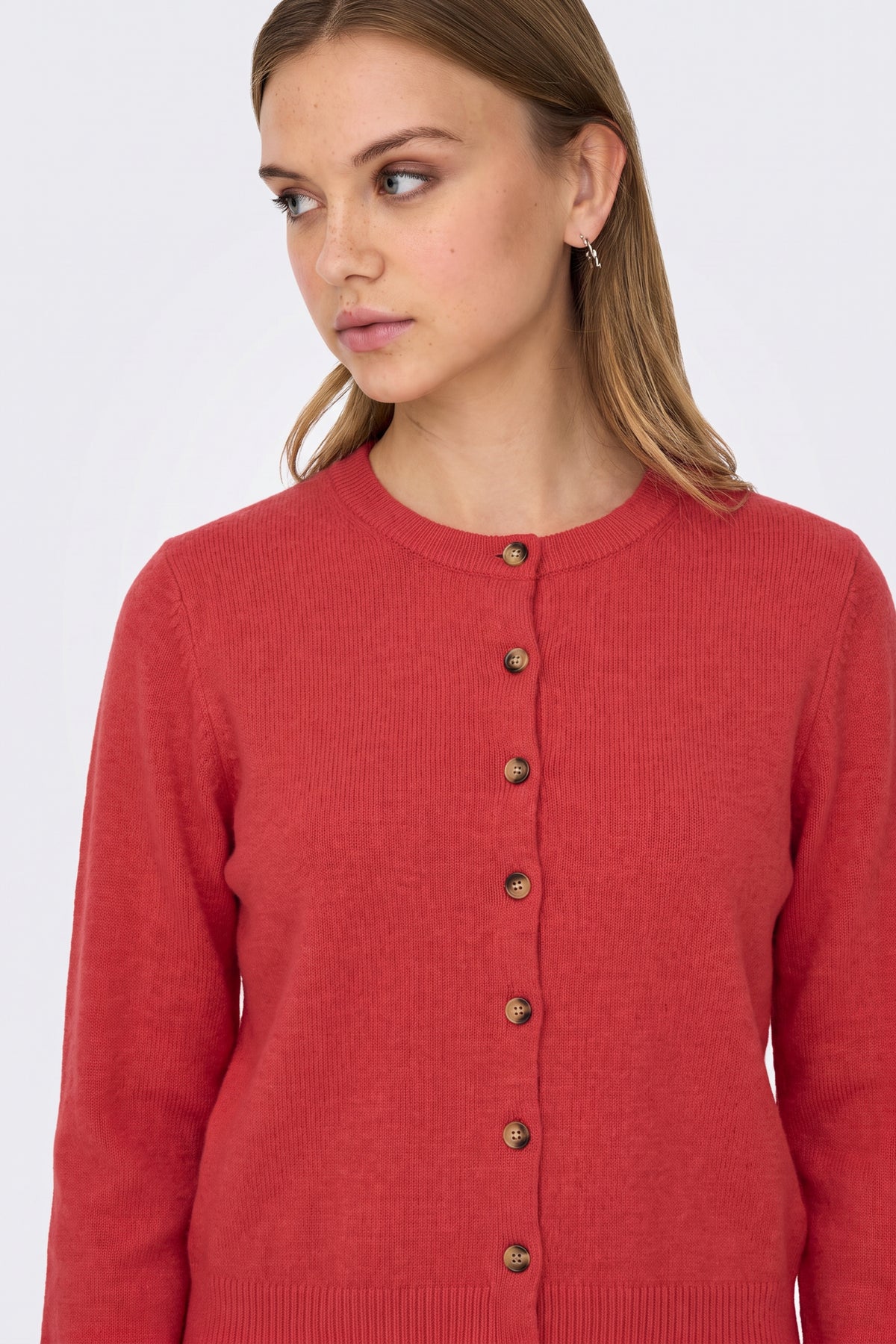 Red piece collar and fastening detail