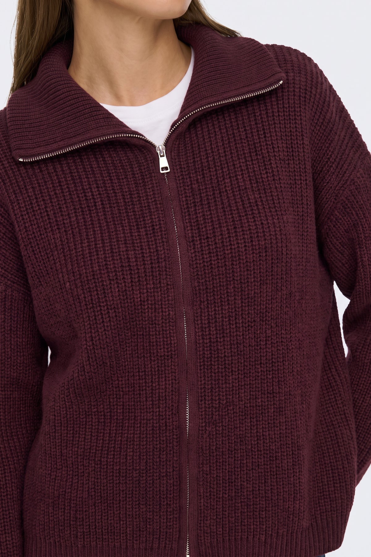 Burgundy piece collar and fastening detail